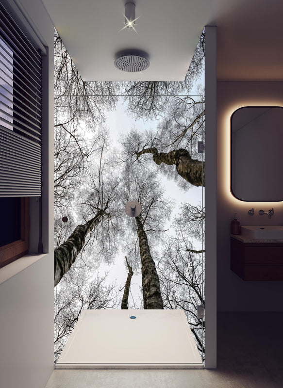 Duschrückwand - Schnee Wald in hellem Badezimmer mit Regenduschkopf  - zweiteilige Eck-Duschrückwand