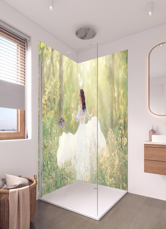 Duschrückwand - Schöne Braut im Wald in hellem Badezimmer mit Regenduschkopf  - zweiteilige Eck-Duschrückwand