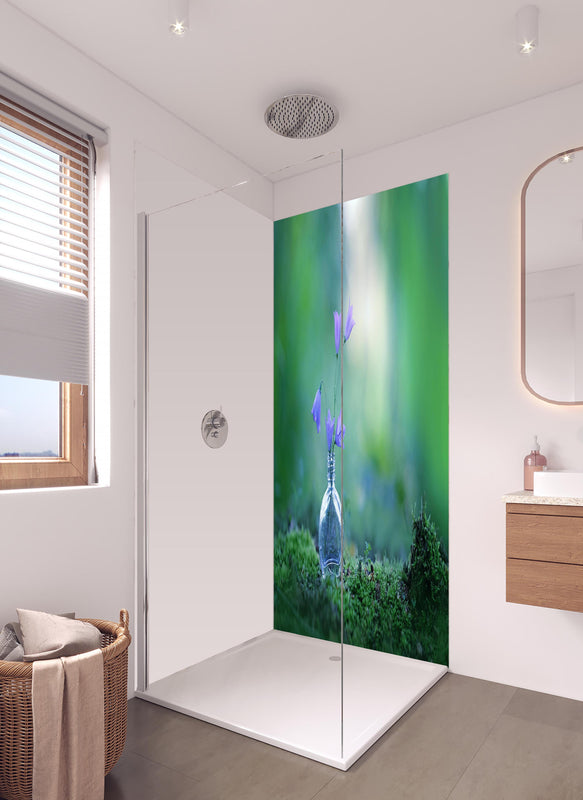 Duschrückwand - Schöne campanula Blumen in hellem Badezimmer mit Regenduschkopf  - zweiteilige Eck-Duschrückwand