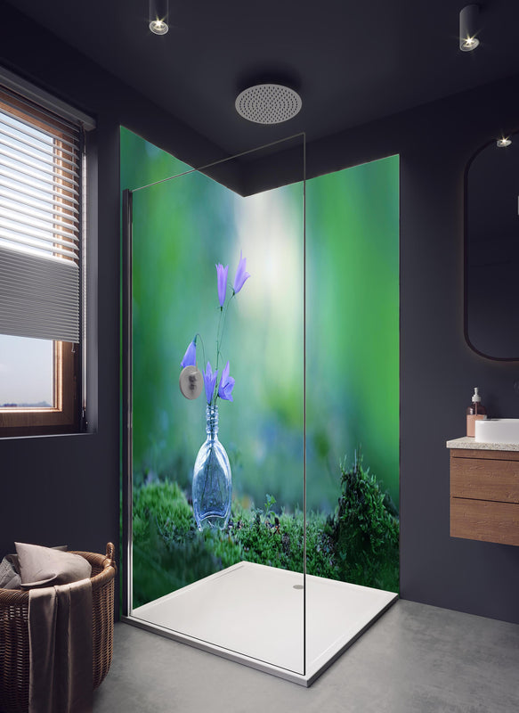 Duschrückwand - Schöne campanula Blumen in hellem Badezimmer mit Regenduschkopf  - zweiteilige Eck-Duschrückwand