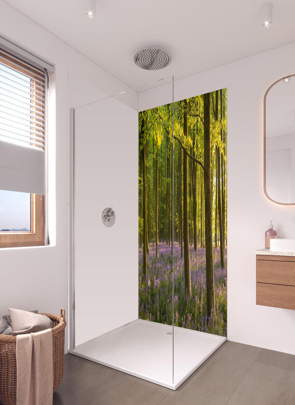 Duschrückwand - Schöner Blauglockenwald in hellem Badezimmer mit Regenduschkopf  - zweiteilige Eck-Duschrückwand