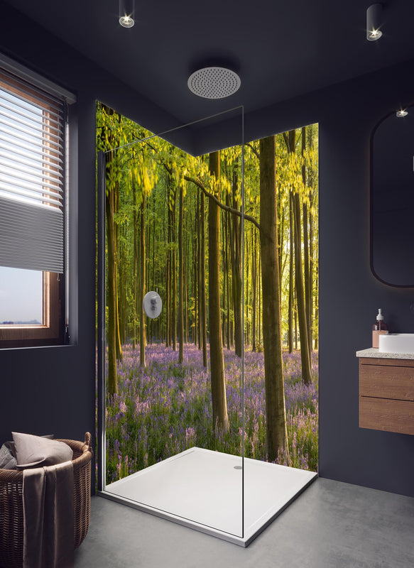Duschrückwand - Schöner Blauglockenwald in hellem Badezimmer mit Regenduschkopf  - zweiteilige Eck-Duschrückwand