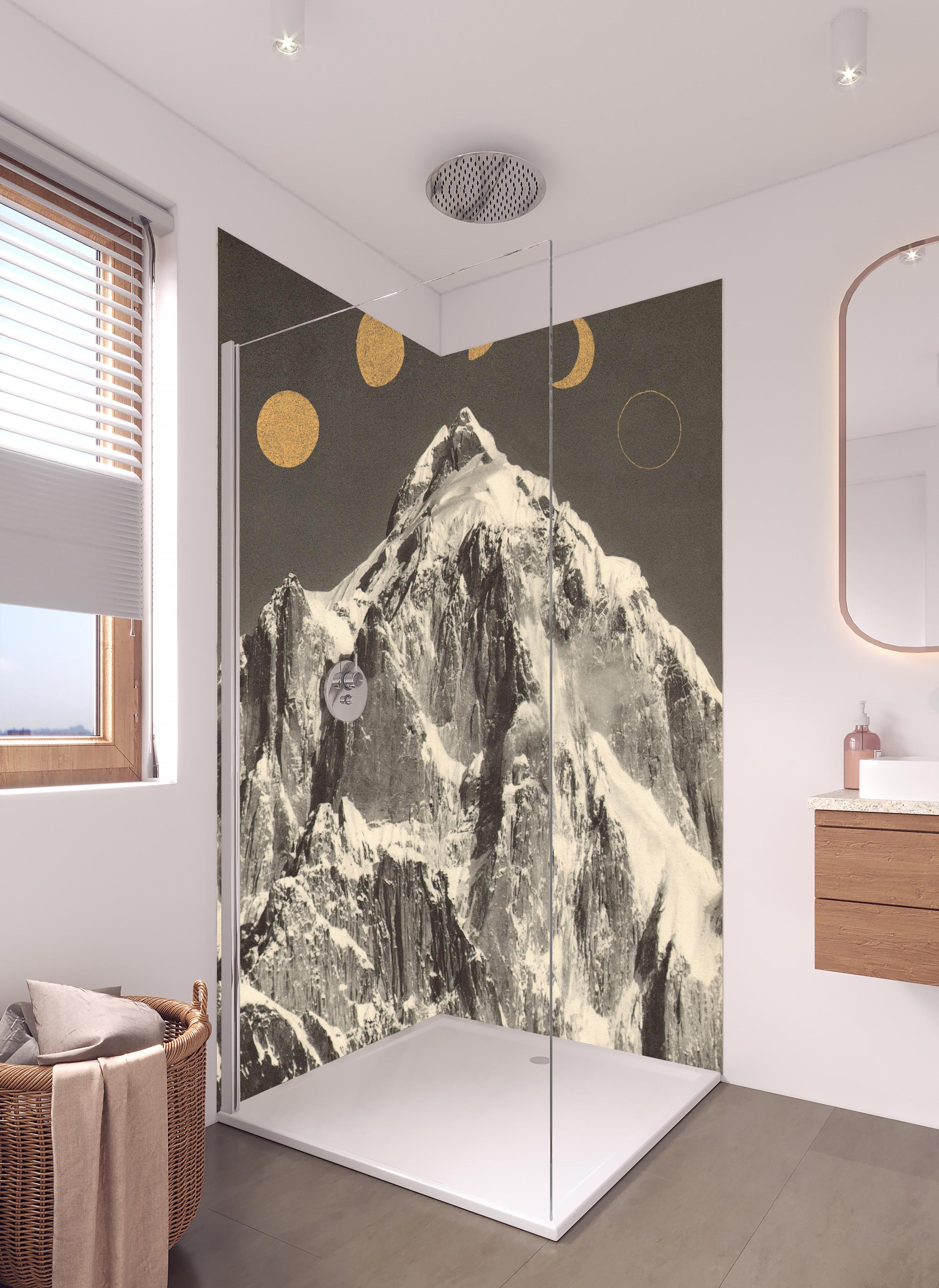 Duschrückwand - Schwarz-Weiß Berge mit Mondphasen Illustration in hellem Badezimmer mit Regenduschkopf  - zweiteilige Eck-Duschrückwand