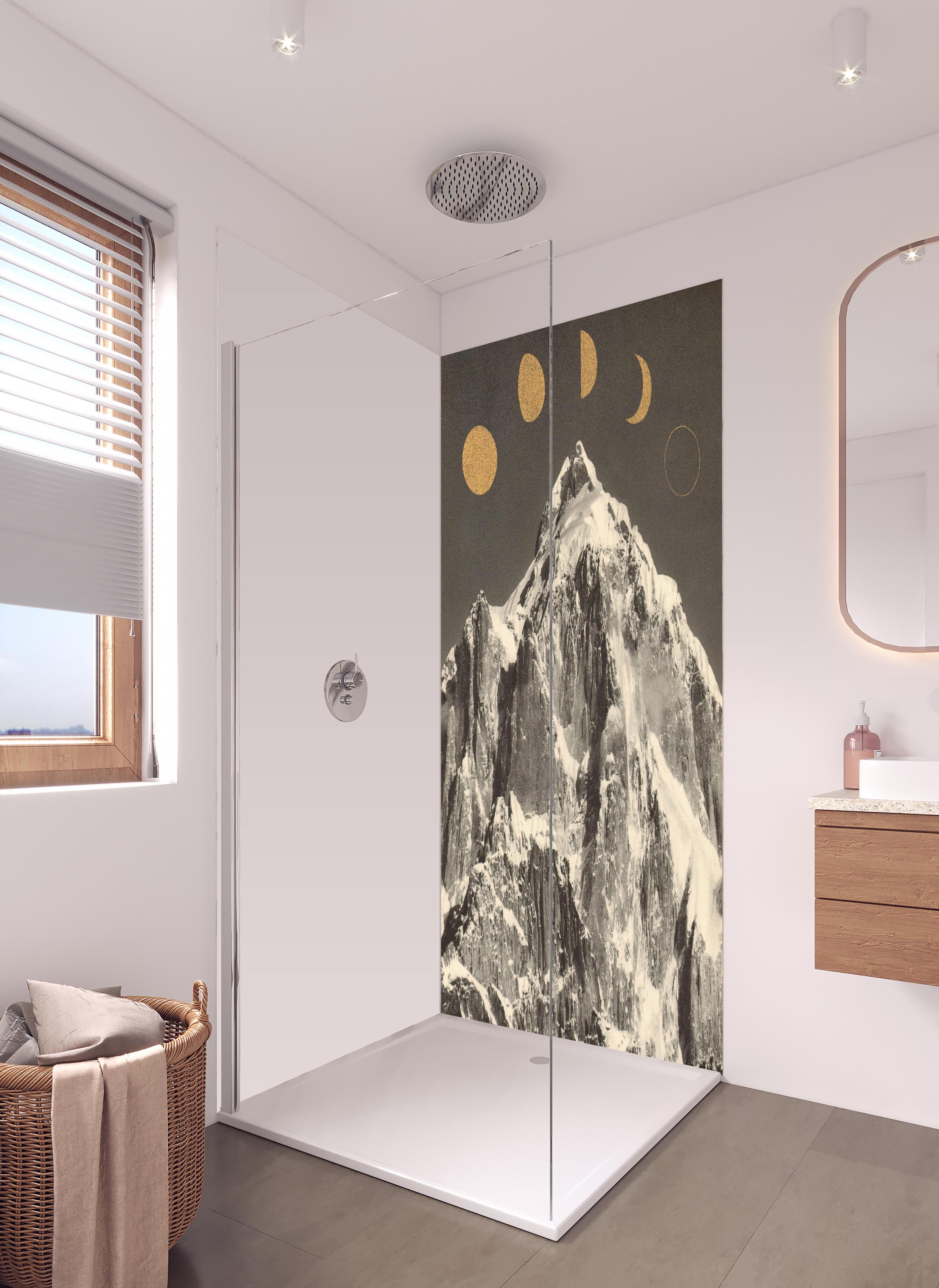 Duschrückwand - Schwarz-Weiß Berge mit Mondphasen Illustration in hellem Badezimmer mit Regenduschkopf  - zweiteilige Eck-Duschrückwand