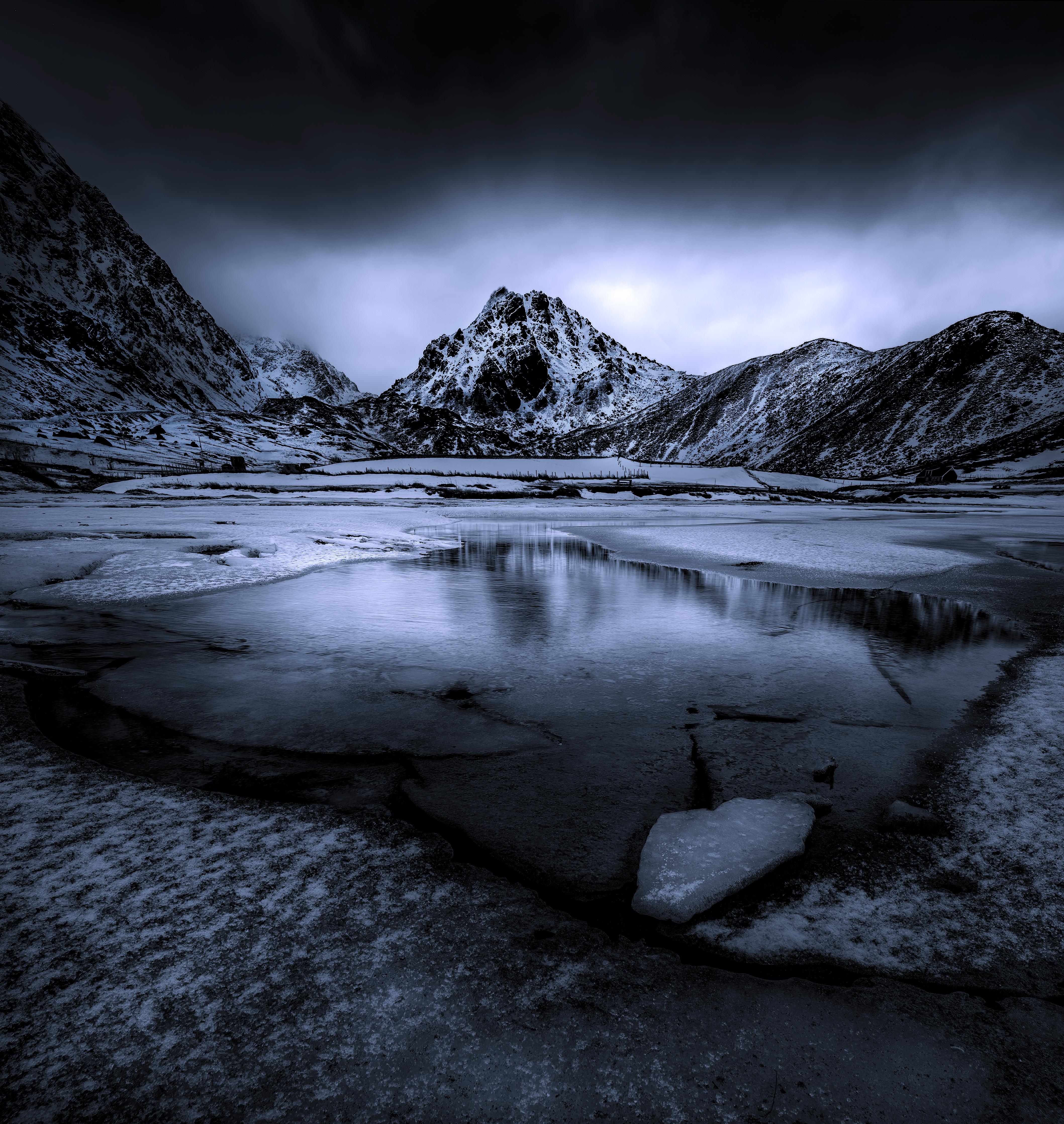 Duschrückwand-Schwarz-Weiß Winterlandschaft mit Bergspiegelung