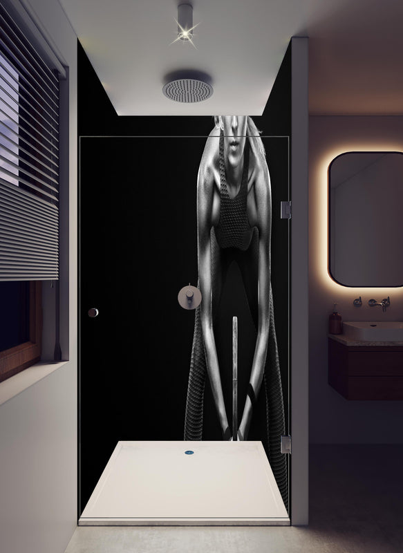 Duschrückwand - Schwarz-weiß Ansicht - Tennisspielerin in hellem Badezimmer mit Regenduschkopf  - zweiteilige Eck-Duschrückwand