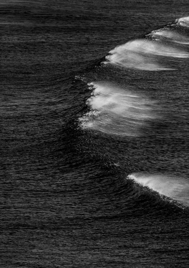 Duschrückwand - Schwarzweiße Ozeanwellen aus der Vogelperspektive