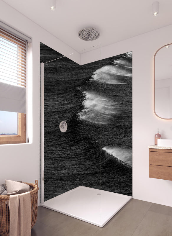 Duschrückwand - Schwarzweiße Ozeanwellen aus der Vogelperspektive in hellem Badezimmer mit Regenduschkopf  - zweiteilige Eck-Duschrückwand