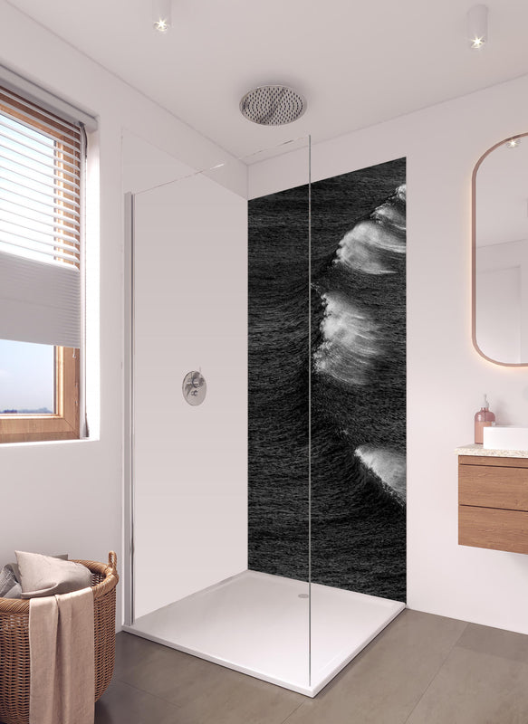 Duschrückwand - Schwarzweiße Ozeanwellen aus der Vogelperspektive in hellem Badezimmer mit Regenduschkopf  - zweiteilige Eck-Duschrückwand