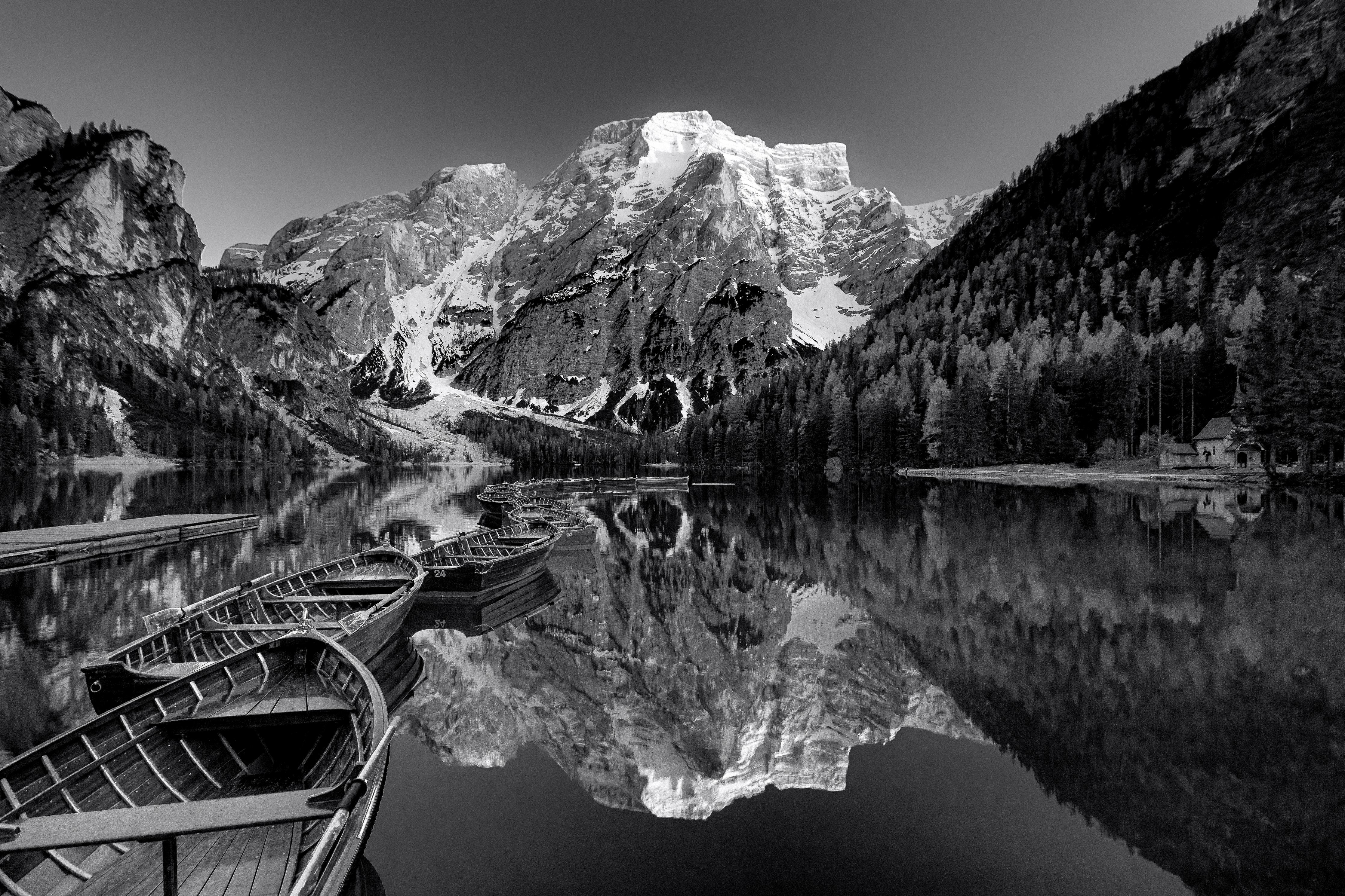 Duschrückwand-Seelandschaft Braies Schwarz-Weiß Idylle