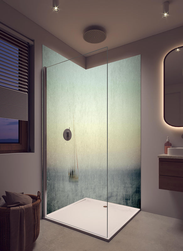 Duschrückwand - Segelboot am Meer - Kunst in hellem Badezimmer mit Regenduschkopf  - zweiteilige Eck-Duschrückwand