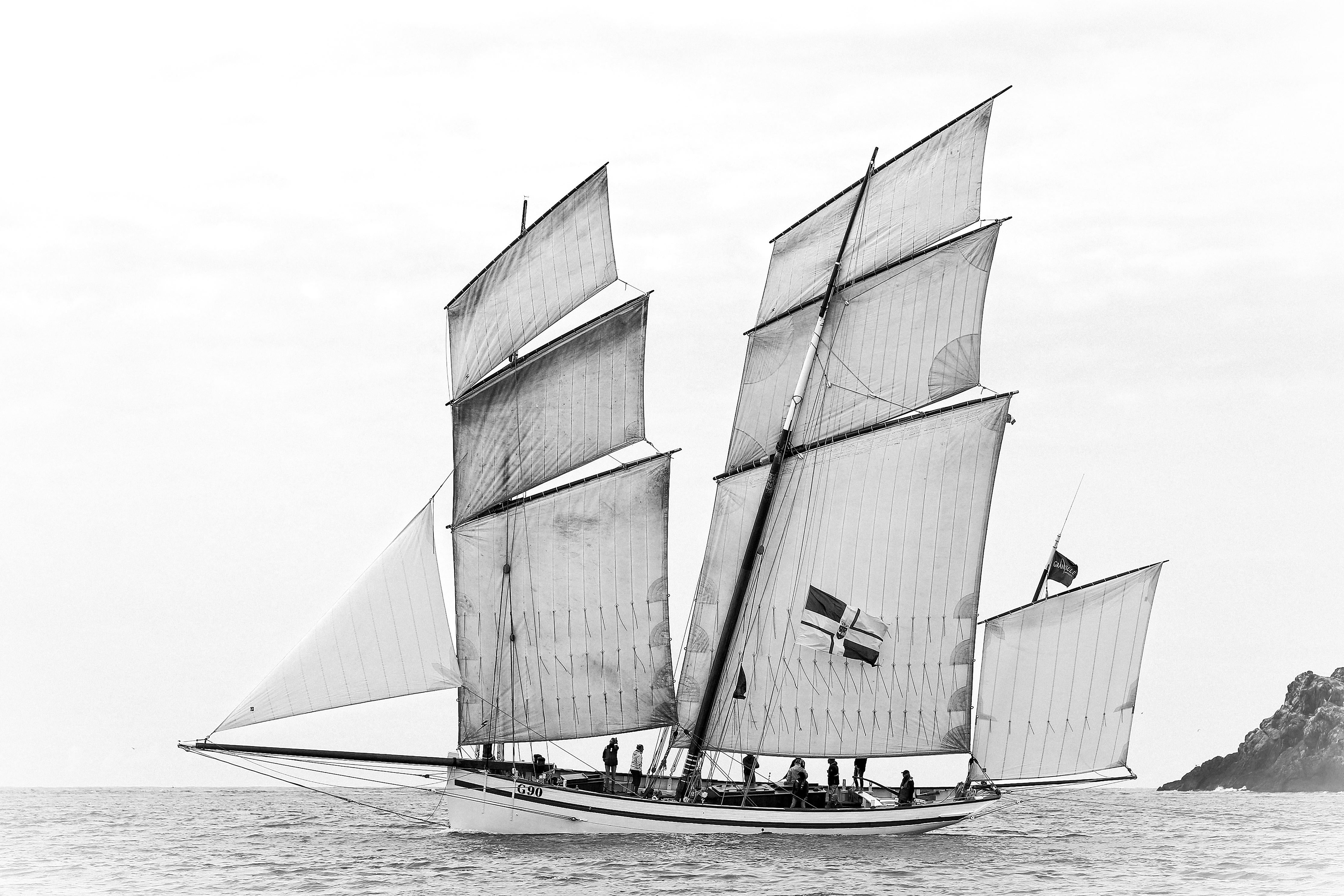 Duschrückwand-Segelboot auf dem Meer