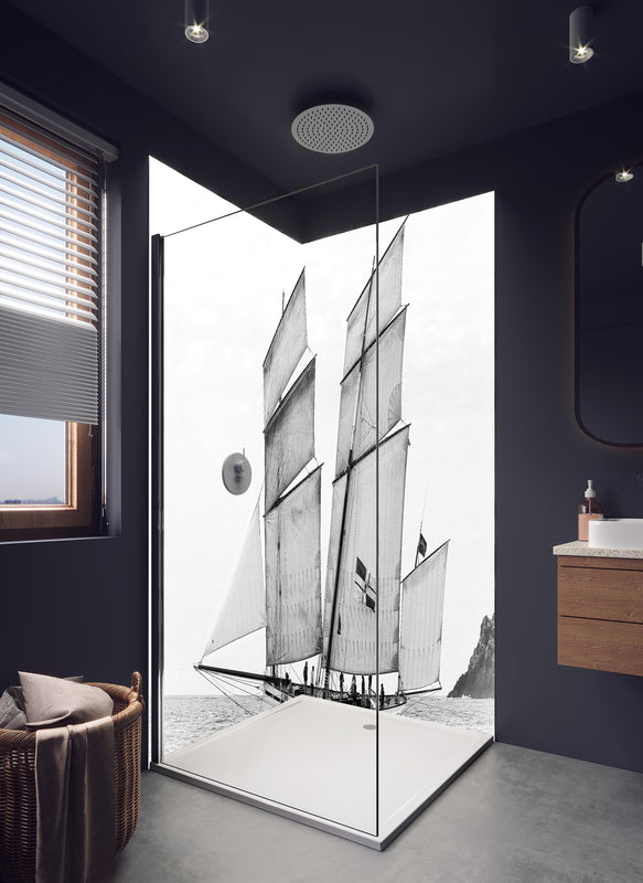 Duschrückwand - Segelboot auf dem Meer in hellem Badezimmer mit Regenduschkopf  - zweiteilige Eck-Duschrückwand