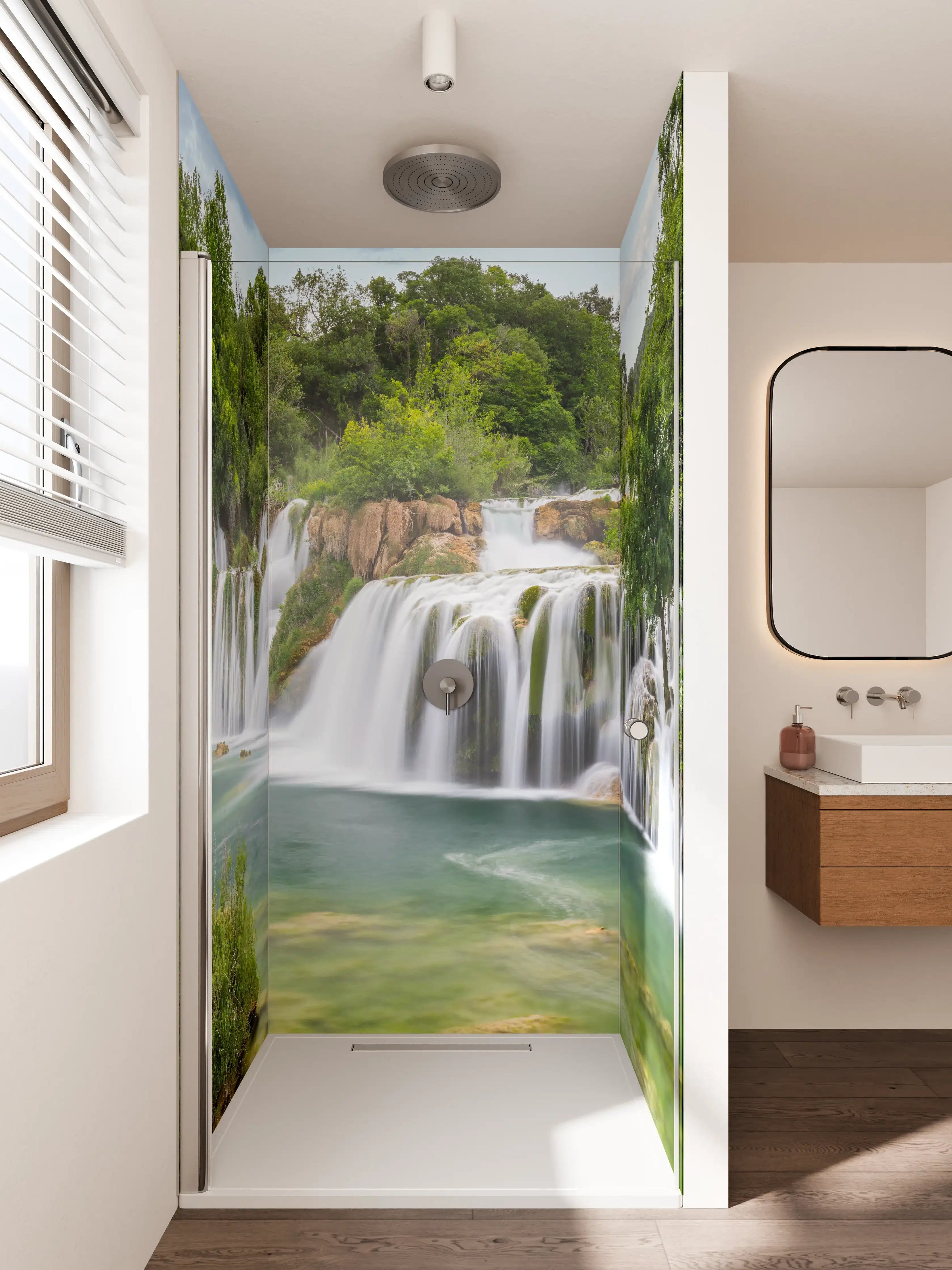 Duschrückwand - Silberner Wasserfall im Smaragdgrün