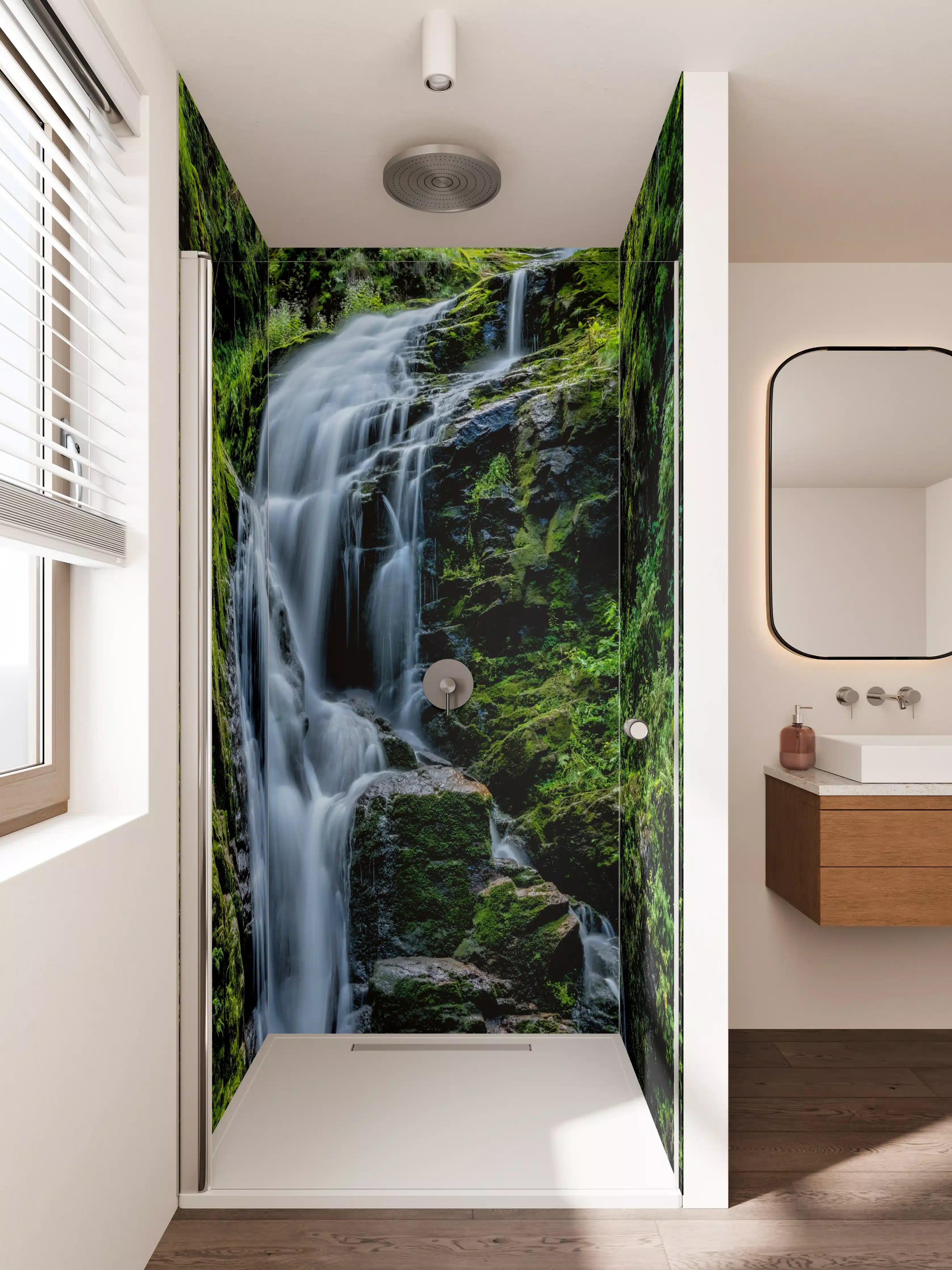 Duschrückwand - Silberner Wasserfall im grünen Schatten