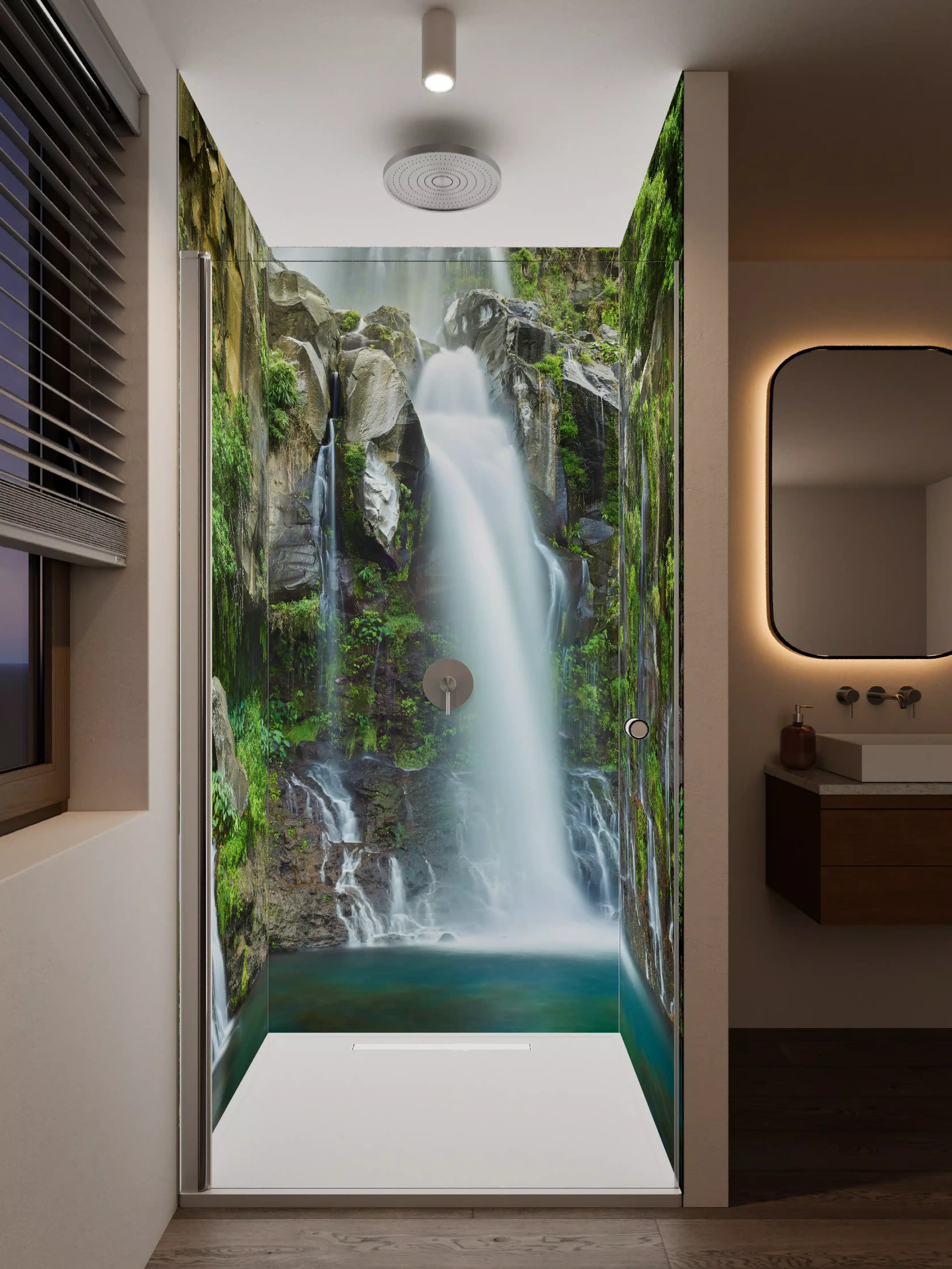 Duschrückwand - Silberner Wasserfall im grünen Wald
