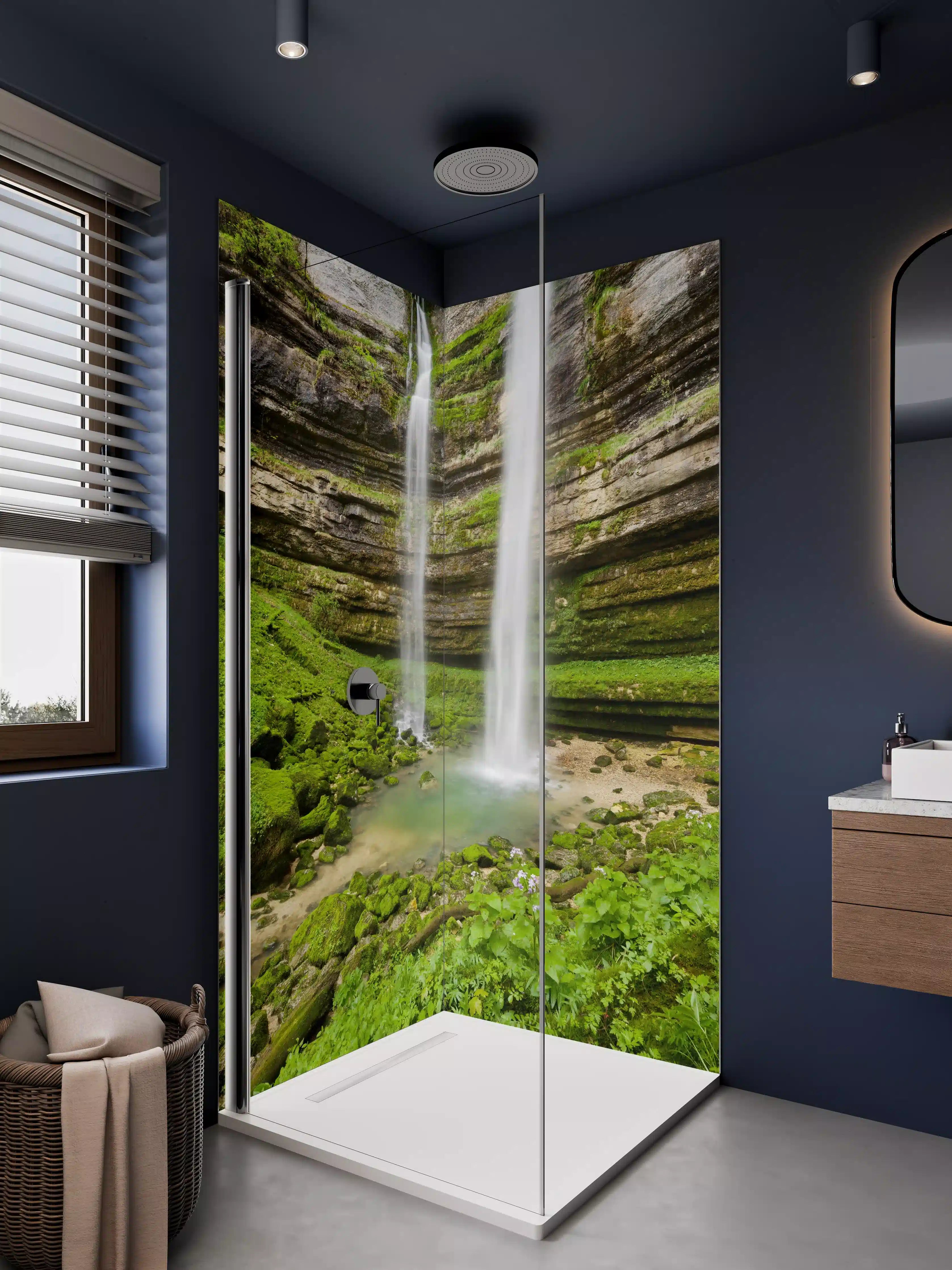 Duschrückwand - Silbernes Wasser im Waldfluss