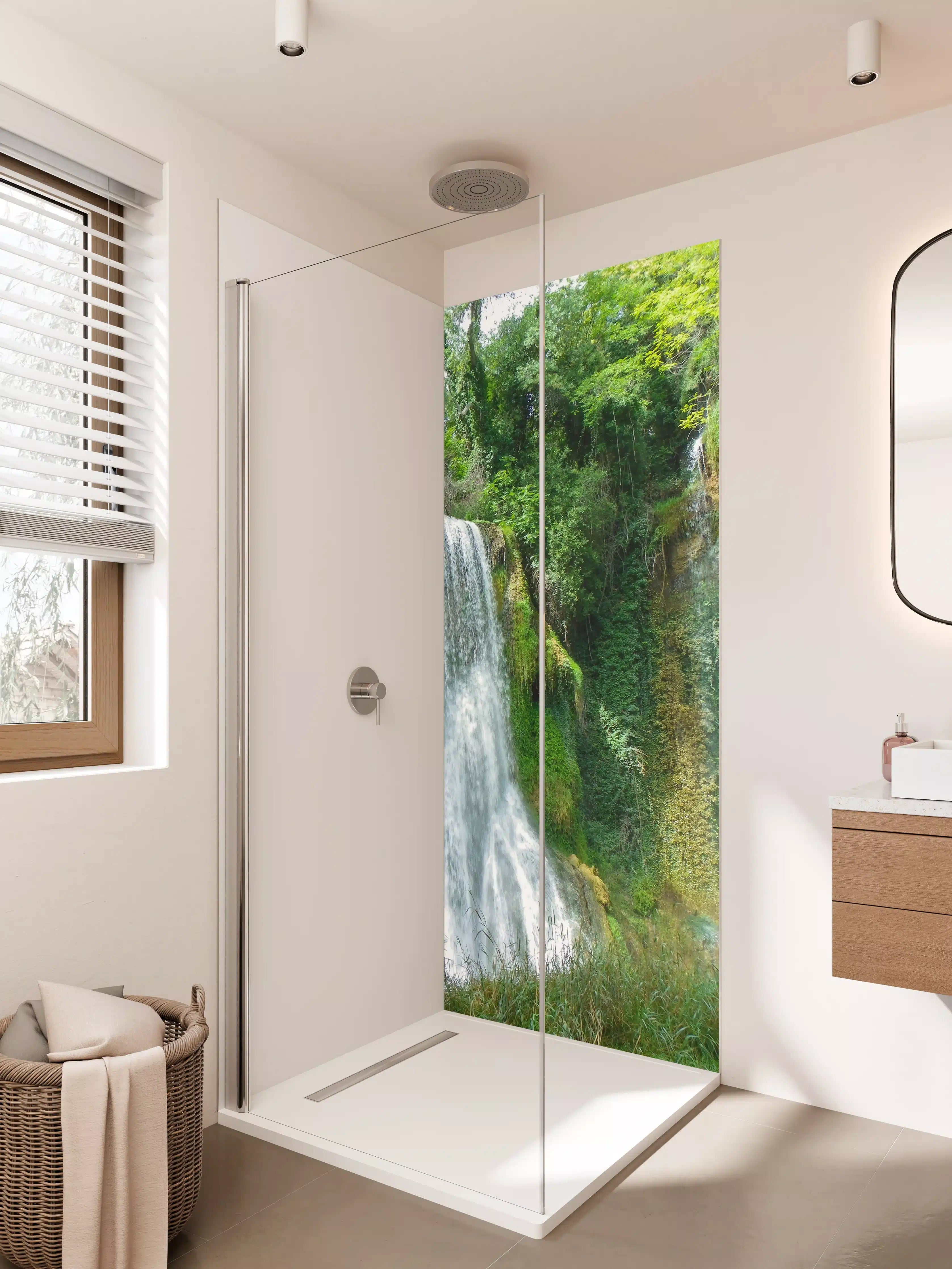 Duschrückwand - Silbriger Wasserfall im Smaragdgrün