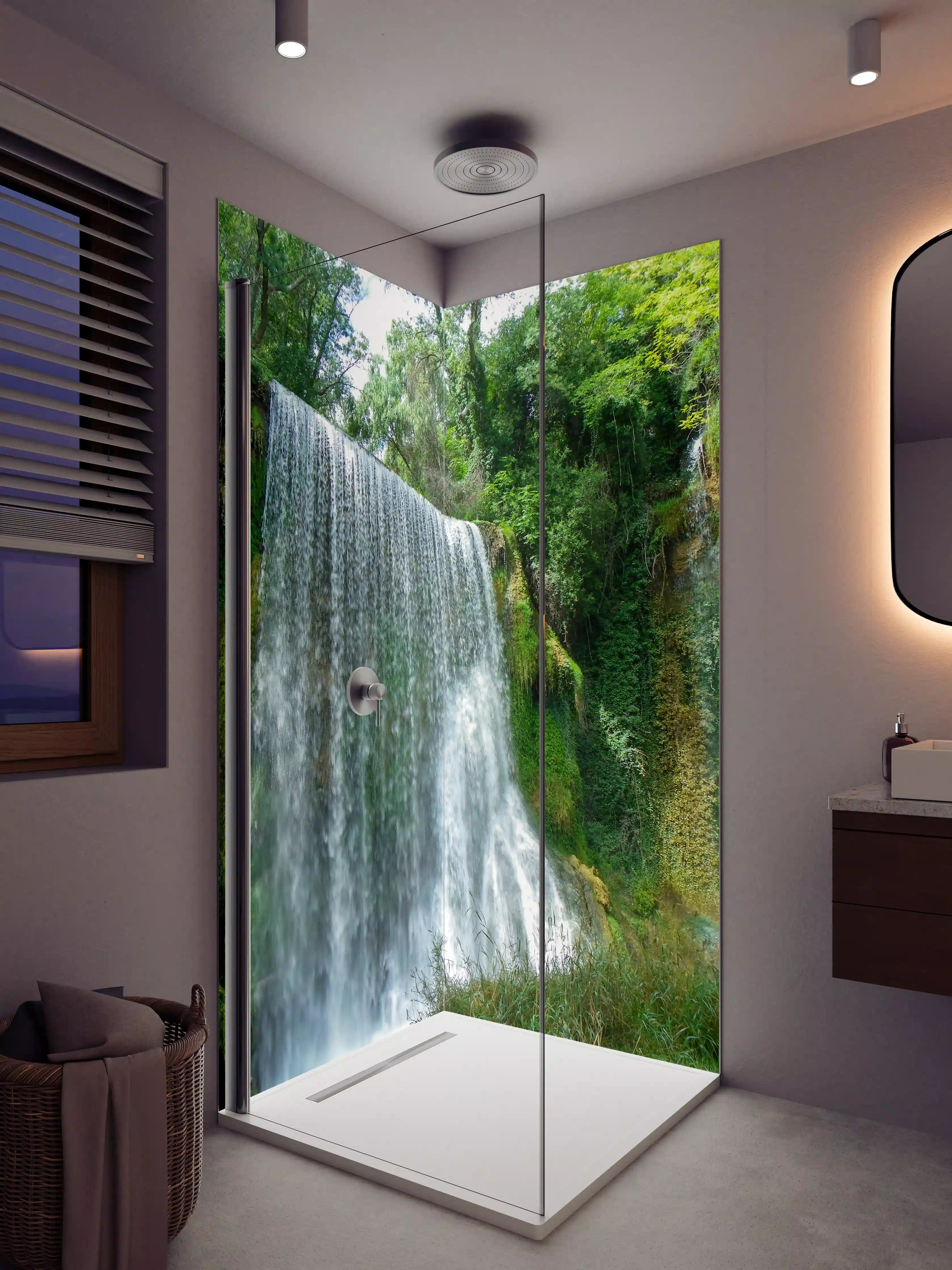 Duschrückwand - Silbriger Wasserfall im Smaragdgrün