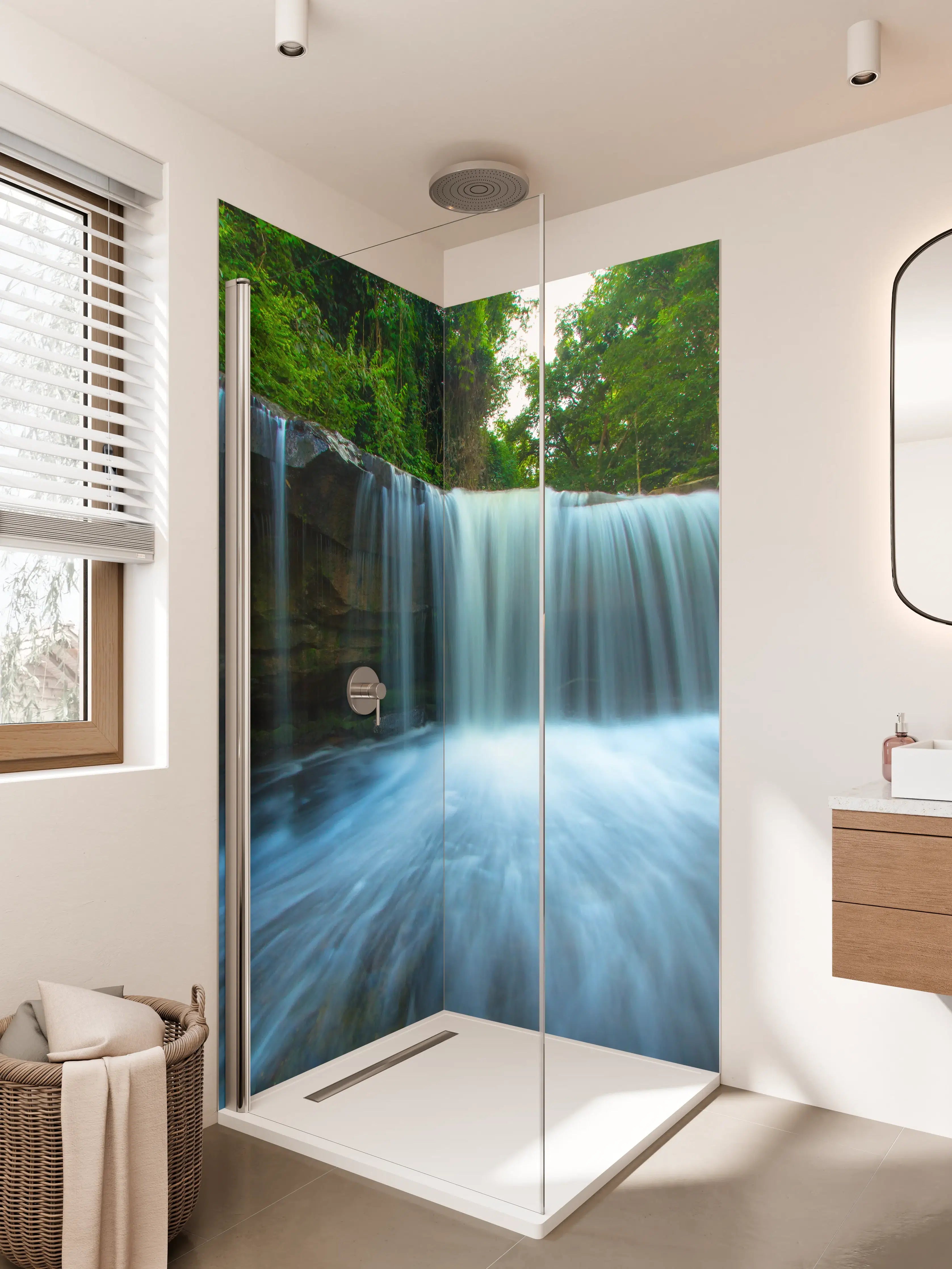 Duschrückwand - Silbriger Wasserfall im grünen Wald