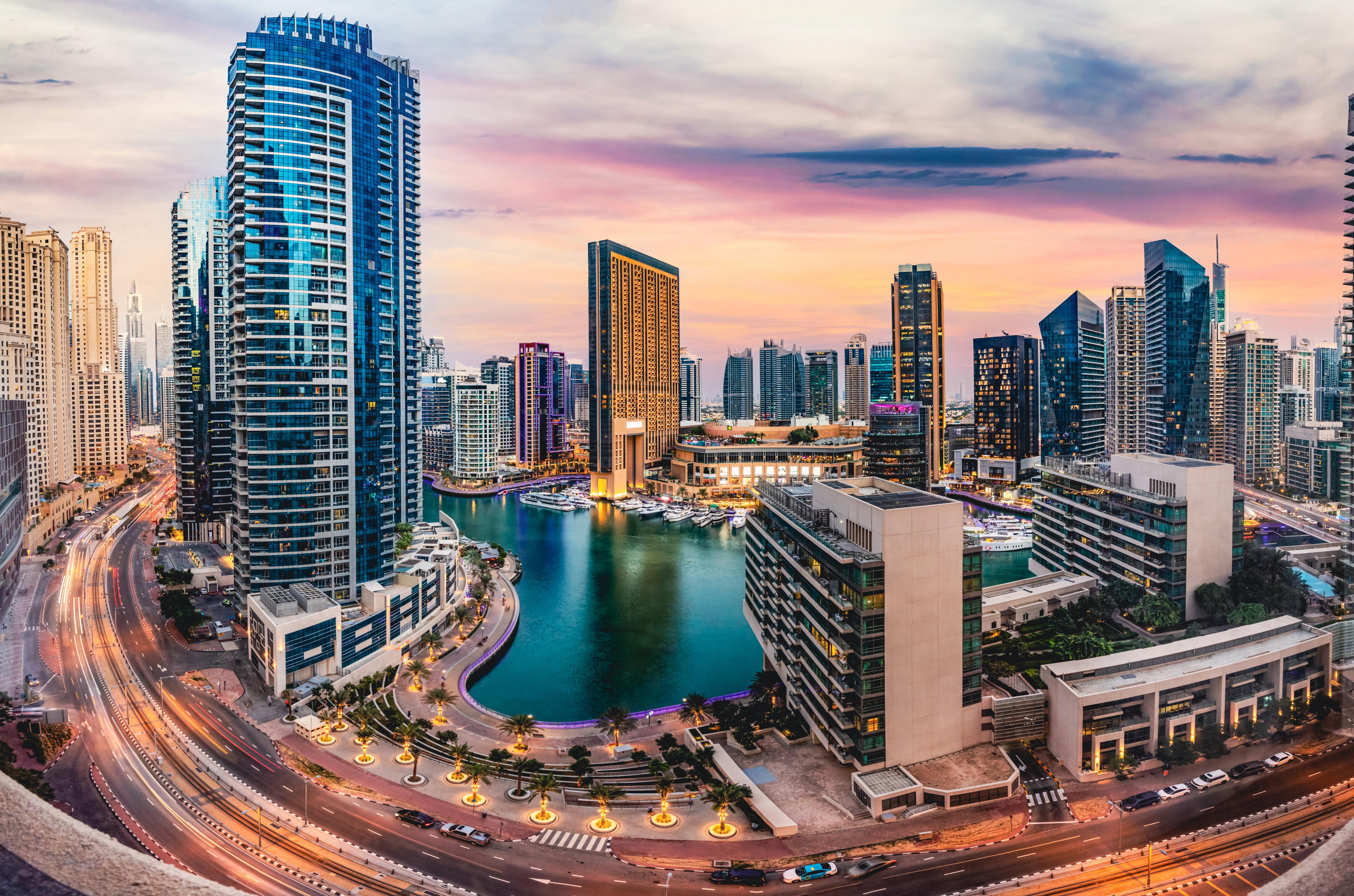 Duschrückwand-Skyline des Jachthafens von Dubai bei Sonnenuntergang