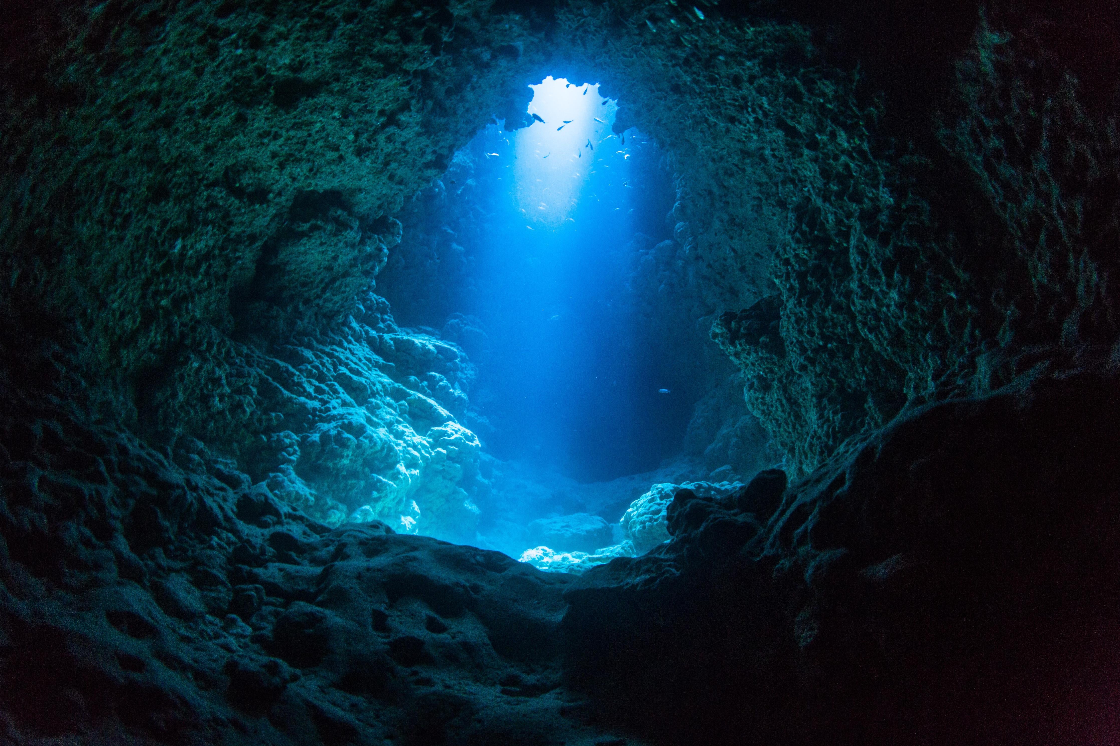 Duschrückwand-Sonnenstrahl in die Unterwasserhöhle