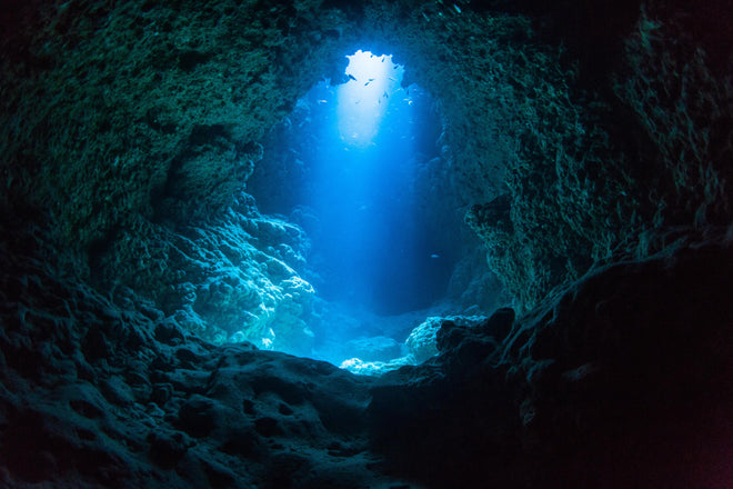 Duschrückwand - Sonnenstrahl in die Unterwasserhöhle