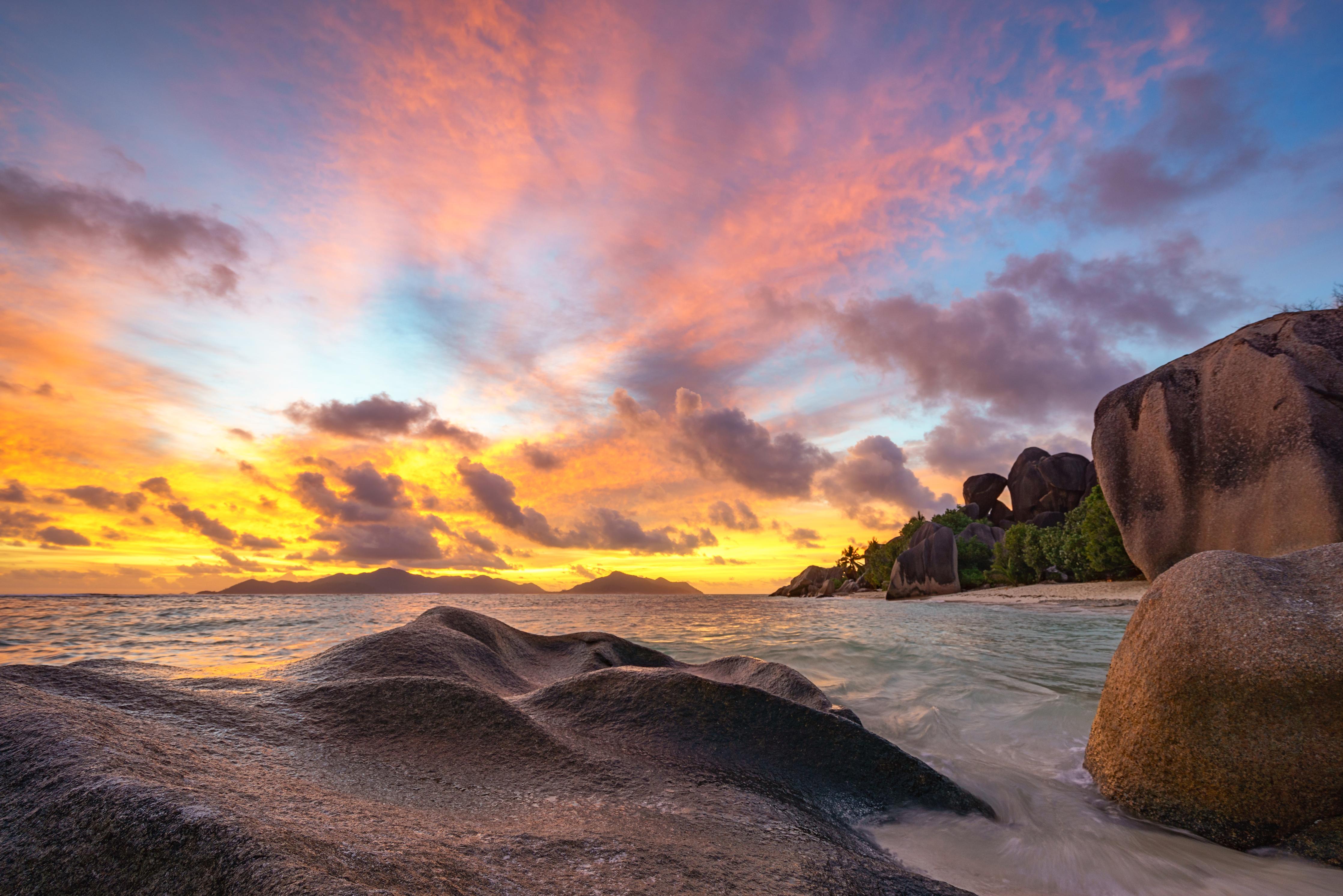 Duschrückwand-Sonnenuntergang am tropischen Strand