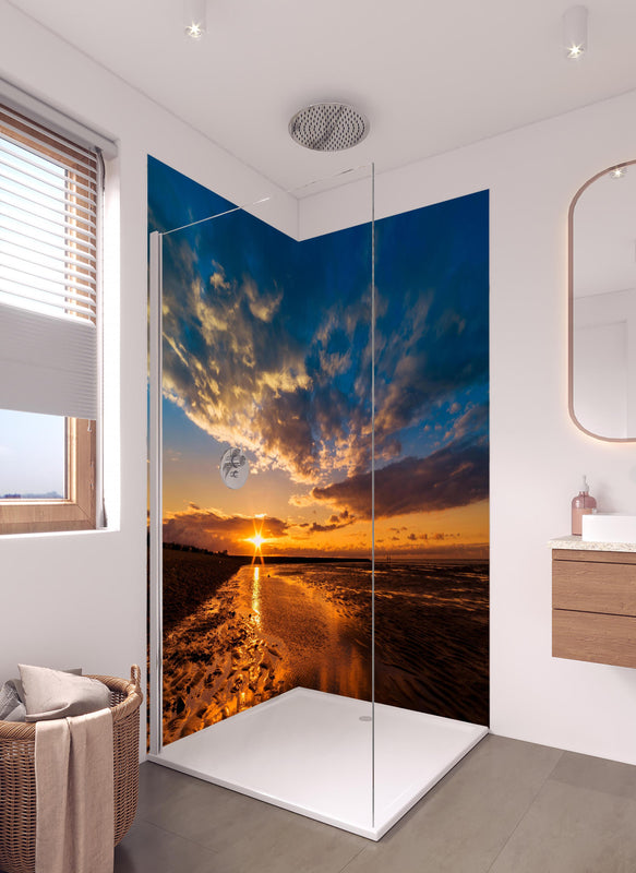 Duschrückwand - Sonnenuntergang an der Nordsee in hellem Badezimmer mit Regenduschkopf  - zweiteilige Eck-Duschrückwand