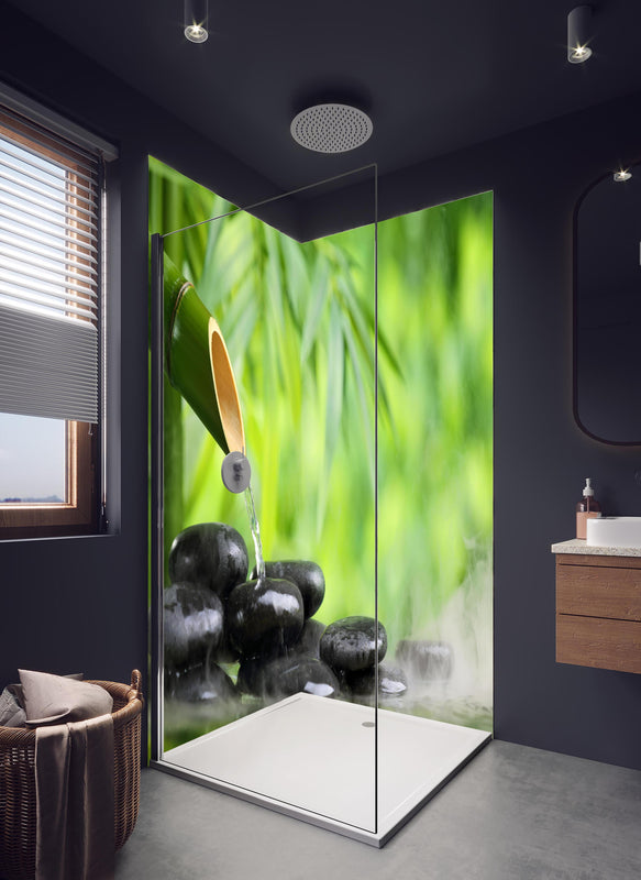 Duschrückwand - Spa-Stillleben mit Bambusbrunnen in hellem Badezimmer mit Regenduschkopf  - zweiteilige Eck-Duschrückwand
