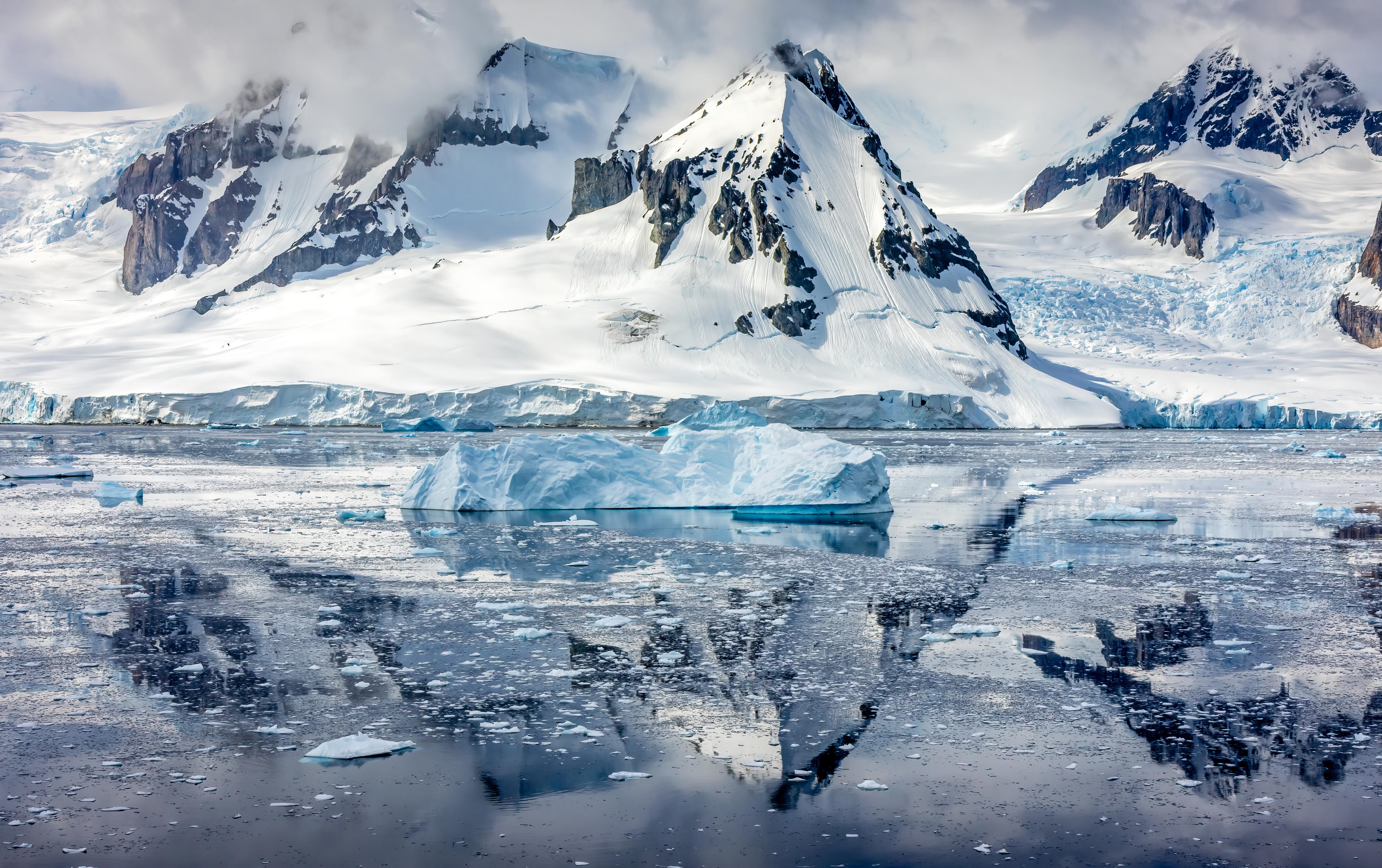 Duschrückwand-Spiegelung eines antarktischen Eisbergs