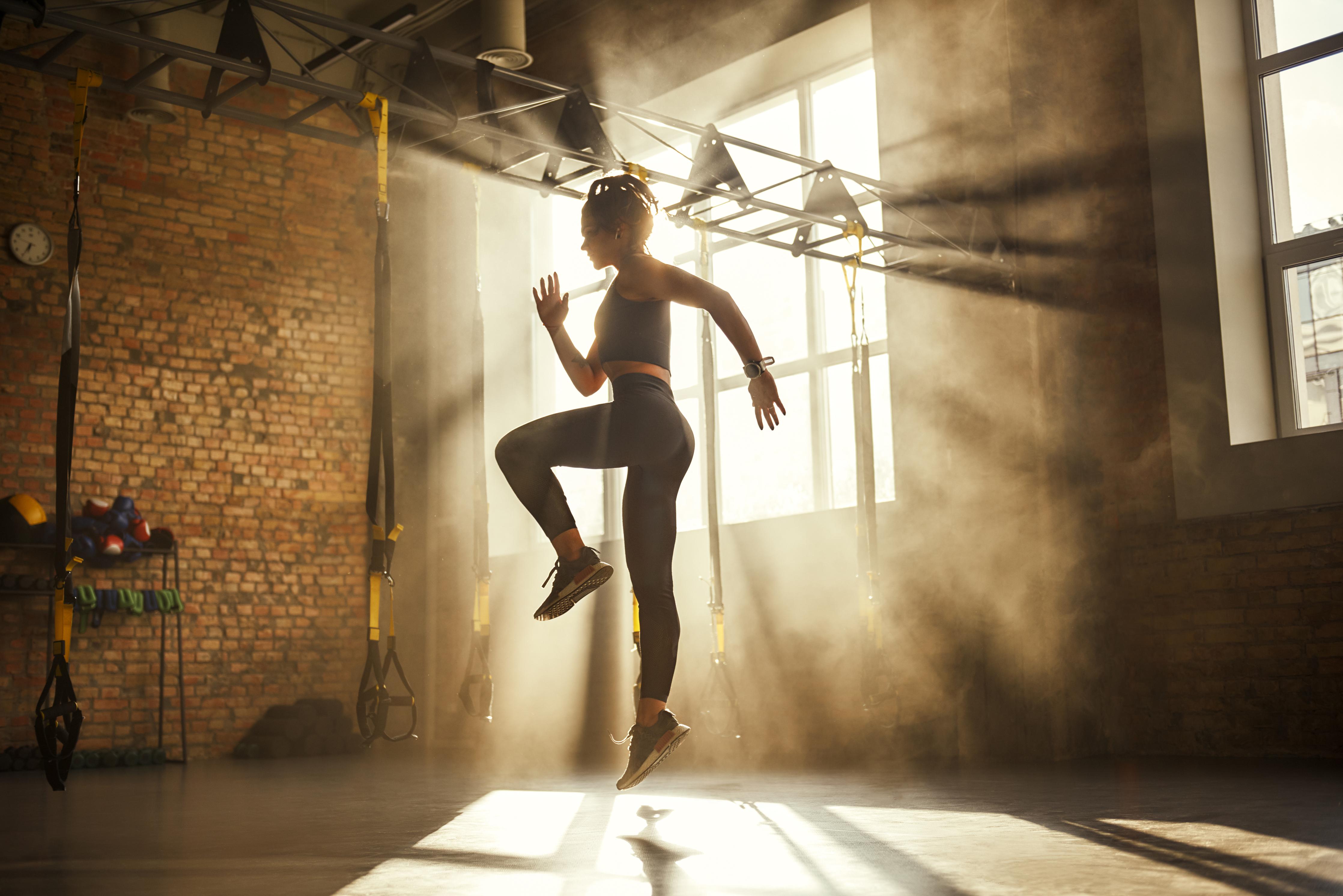 Duschrückwand-Sportlerin im Fitnesstudio