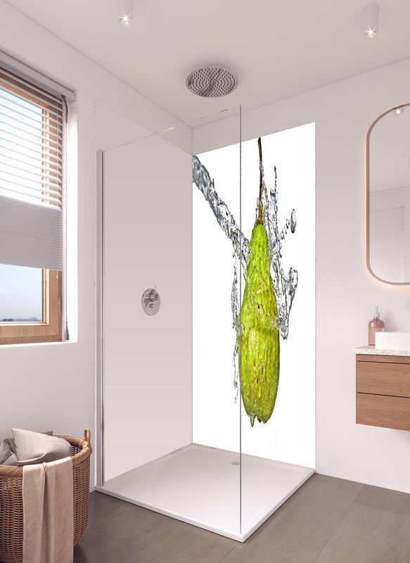 Duschrückwand - Spritzige Birne in hellem Badezimmer mit Regenduschkopf  - zweiteilige Eck-Duschrückwand