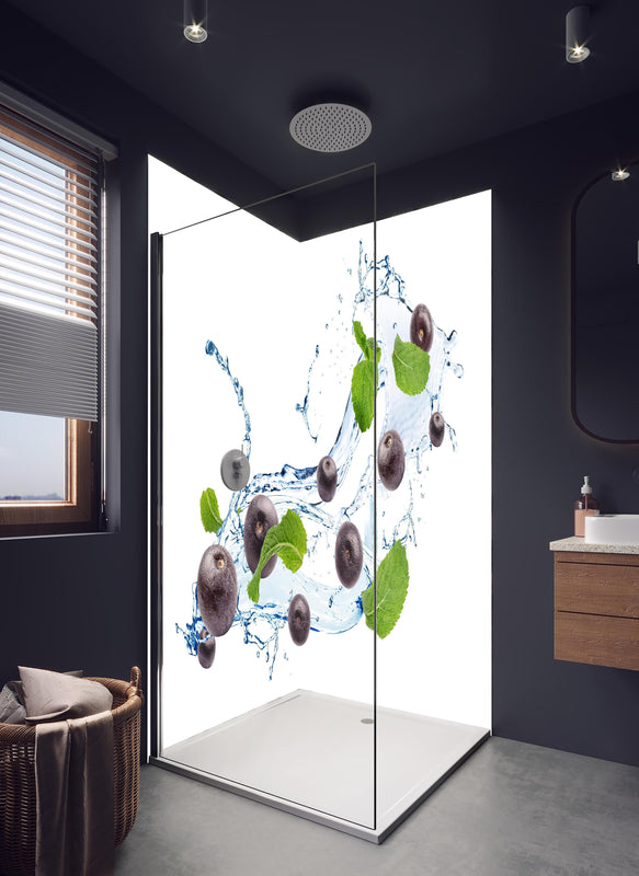 Duschrückwand - Spritzige Blaubeeren in hellem Badezimmer mit Regenduschkopf  - zweiteilige Eck-Duschrückwand