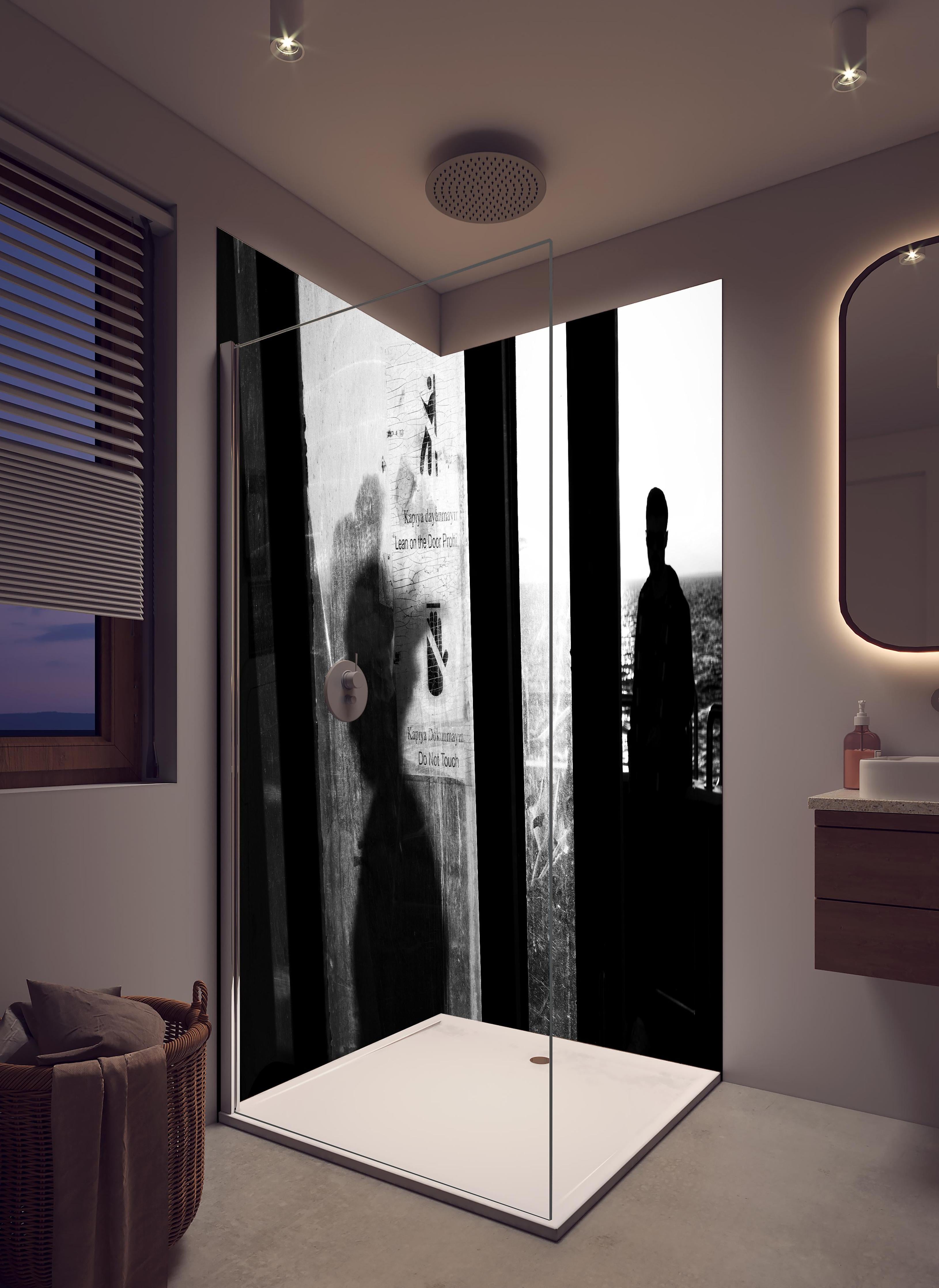 Duschrückwand - Städtisches Bild mit Silhouetten in hellem Badezimmer mit Regenduschkopf  - zweiteilige Eck-Duschrückwand