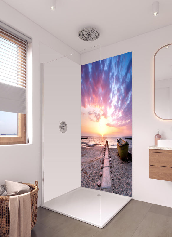 Duschrückwand - Steg ins Meer bei Abendsonne in hellem Badezimmer mit Regenduschkopf  - zweiteilige Eck-Duschrückwand