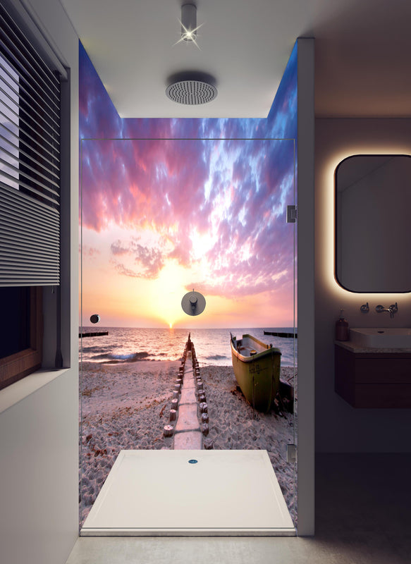 Duschrückwand - Steg ins Meer bei Abendsonne in hellem Badezimmer mit Regenduschkopf  - zweiteilige Eck-Duschrückwand