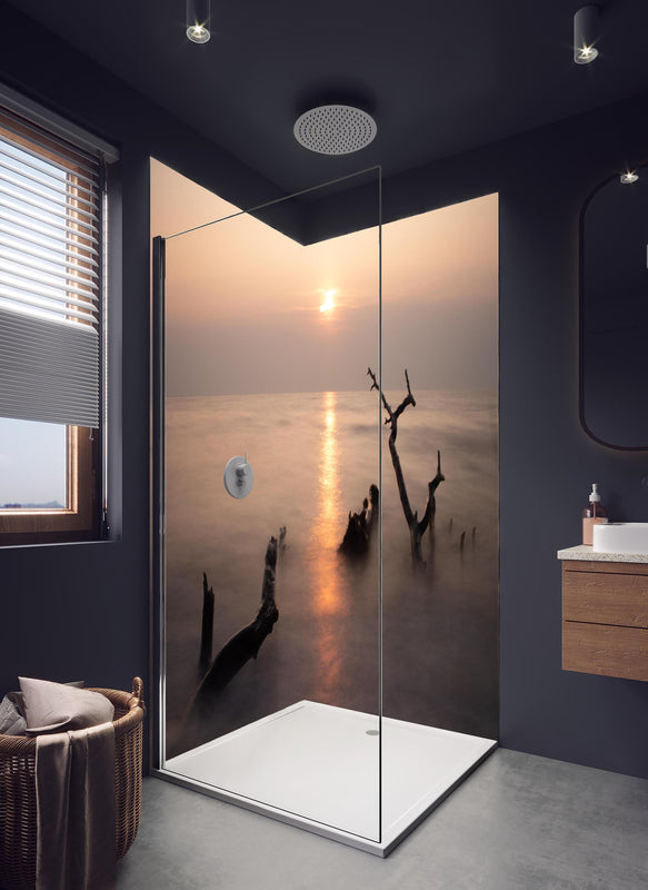 Duschrückwand - Stimmungsvoller Sonnenuntergangs-Strand in hellem Badezimmer mit Regenduschkopf  - zweiteilige Eck-Duschrückwand