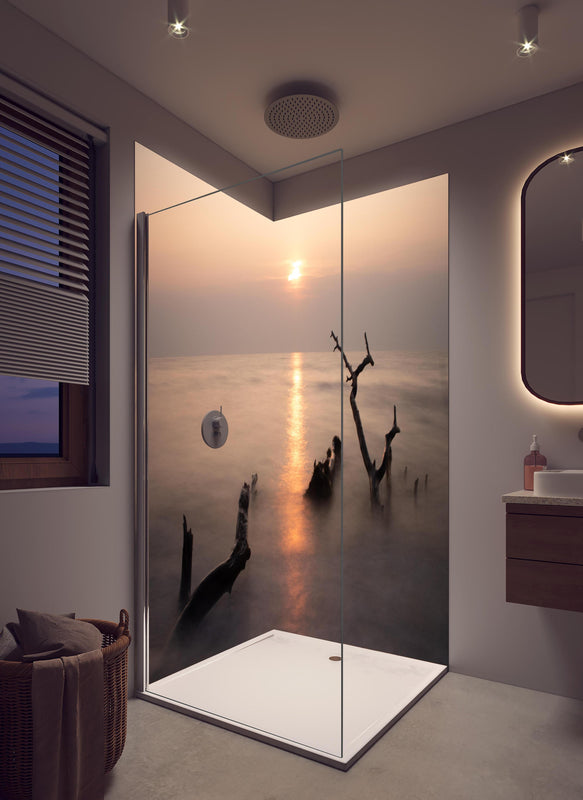 Duschrückwand - Stimmungsvoller Sonnenuntergangs-Strand in hellem Badezimmer mit Regenduschkopf  - zweiteilige Eck-Duschrückwand