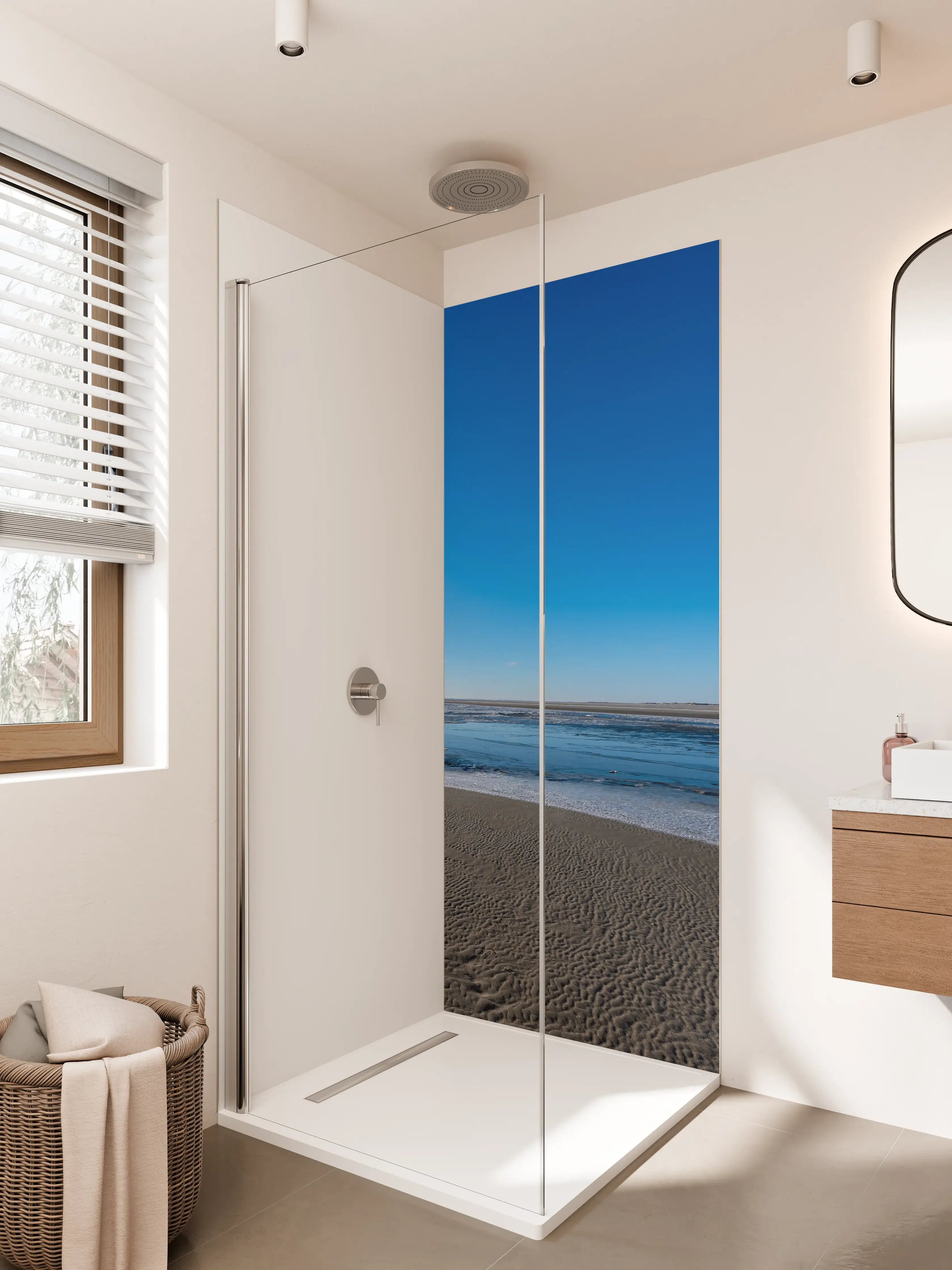 Duschrückwand - Strand mit Wellen und klarem Himmel