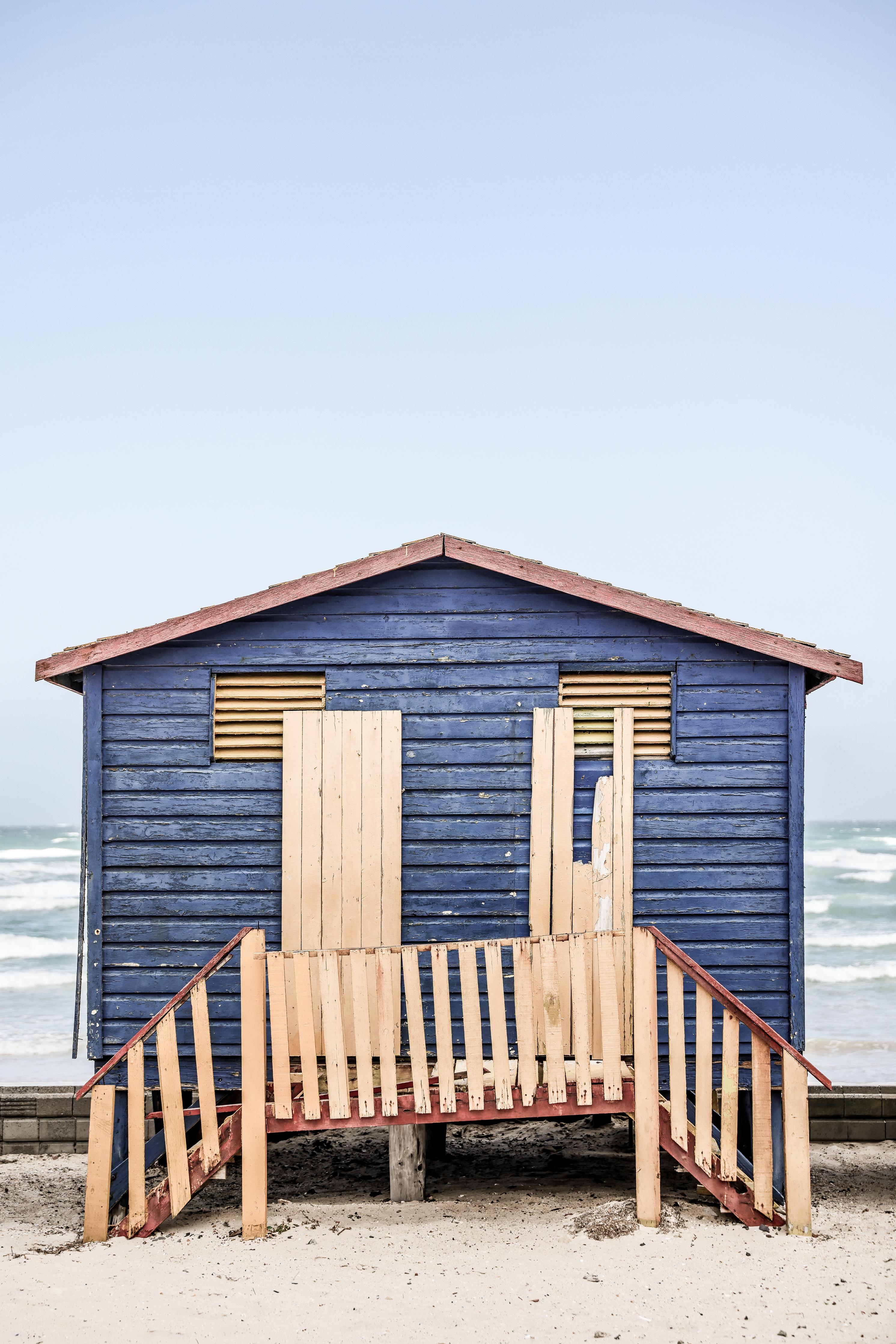 Duschrückwand-Strandhütte in Blau vor Meereskulisse