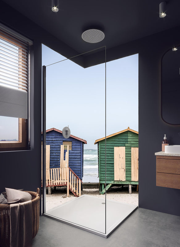 Duschrückwand - Strandhütten am Meer in hellem Badezimmer mit Regenduschkopf  - zweiteilige Eck-Duschrückwand