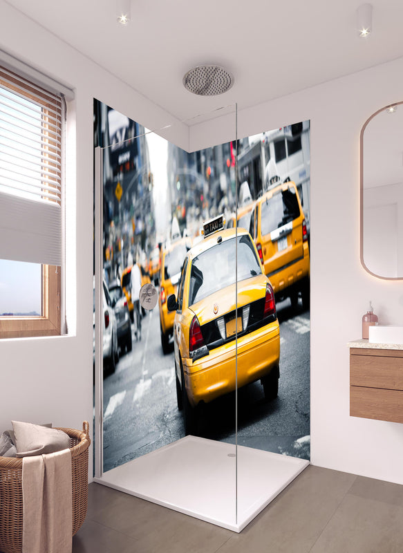 Duschrückwand - Straßenverkehr von New York in hellem Badezimmer mit Regenduschkopf  - zweiteilige Eck-Duschrückwand