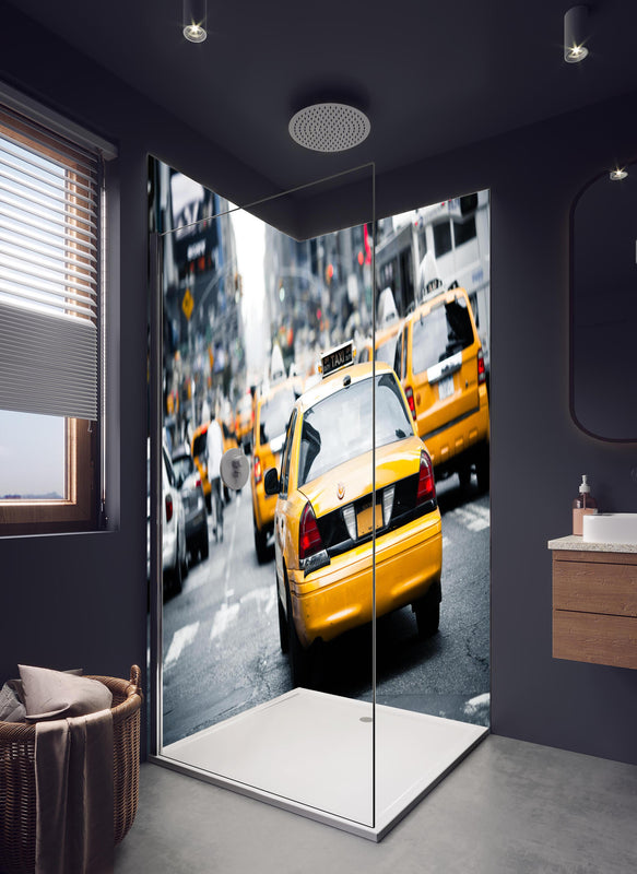 Duschrückwand - Straßenverkehr von New York in hellem Badezimmer mit Regenduschkopf  - zweiteilige Eck-Duschrückwand