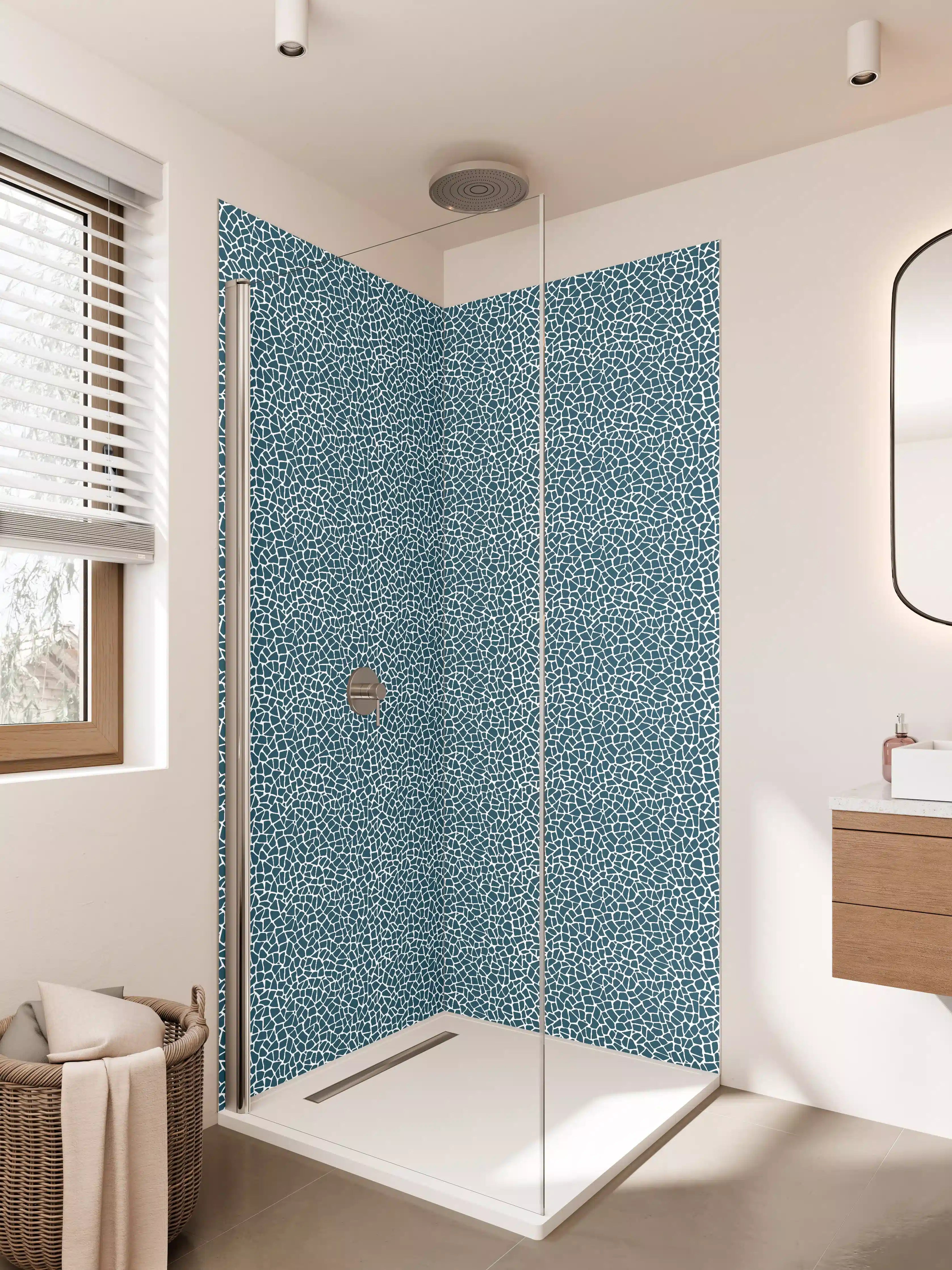 Duschrückwand - Strukturierte blaue Mosaiktextur mit feinen weißen Linien