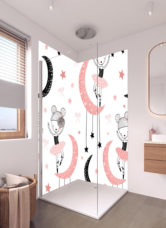 Duschrückwand - Süßes Rosa Kinder Mond Ballerina Muster in hellem Badezimmer mit Regenduschkopf  - zweiteilige Eck-Duschrückwand
