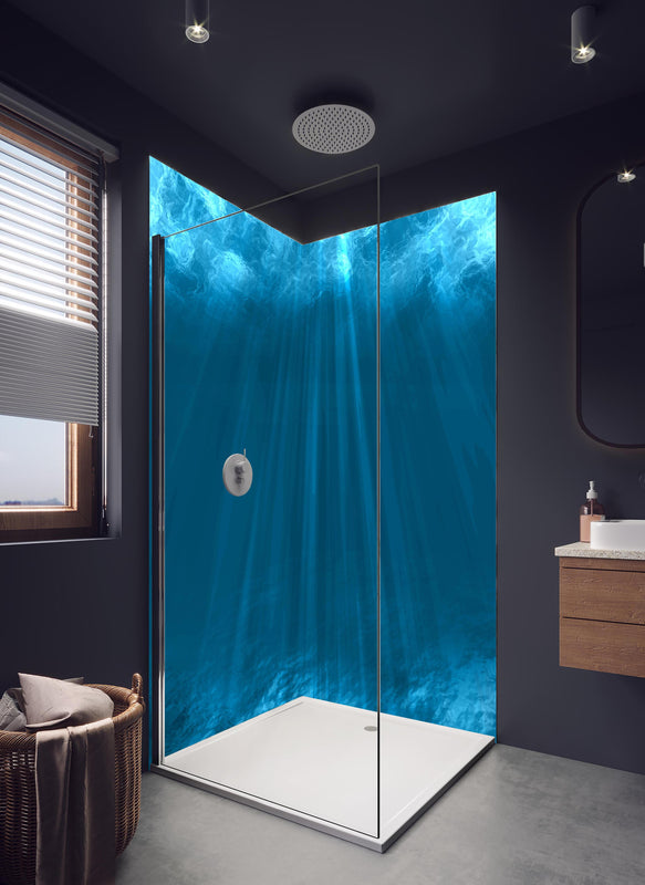Duschrückwand - Taucherparadies in Ozeanblau und Türkis in hellem Badezimmer mit Regenduschkopf  - zweiteilige Eck-Duschrückwand