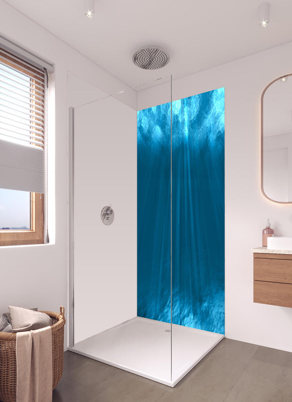Duschrückwand - Tiefsee Blau Unterwasserwelt in hellem Badezimmer mit Regenduschkopf  - zweiteilige Eck-Duschrückwand