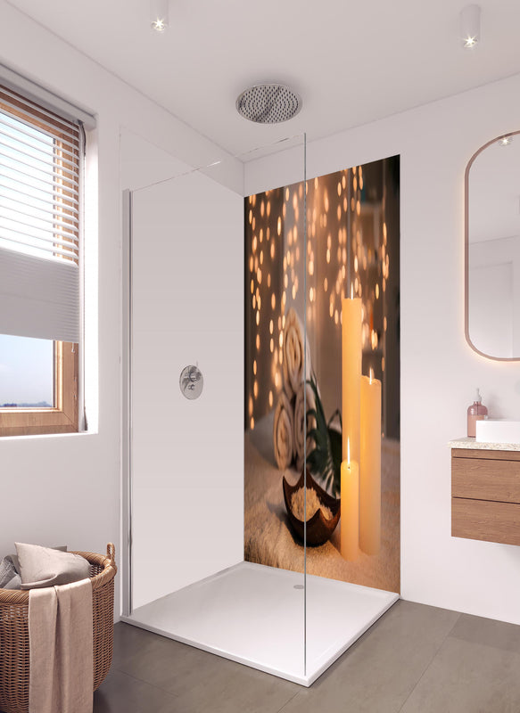 Duschrückwand - Traditioneller Spa-Salon in hellem Badezimmer mit Regenduschkopf  - zweiteilige Eck-Duschrückwand