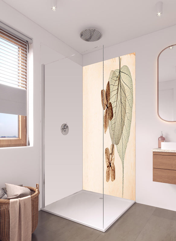 Duschrückwand - Transparentes Blatt mit sichtbaren Adern in hellem Badezimmer mit Regenduschkopf  - zweiteilige Eck-Duschrückwand